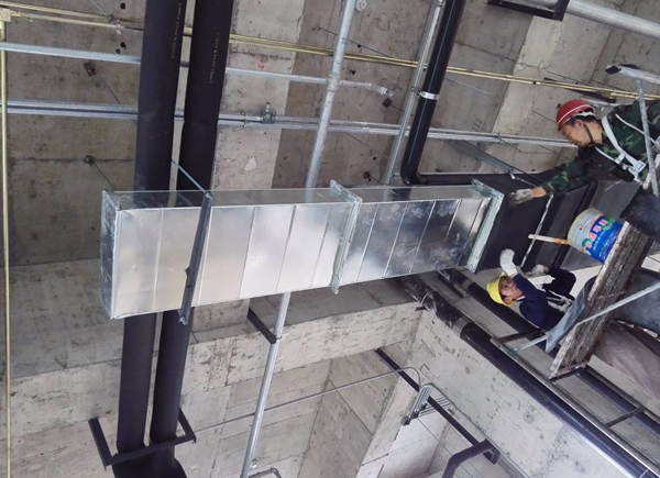 万达购物中心商场通风管道施工中