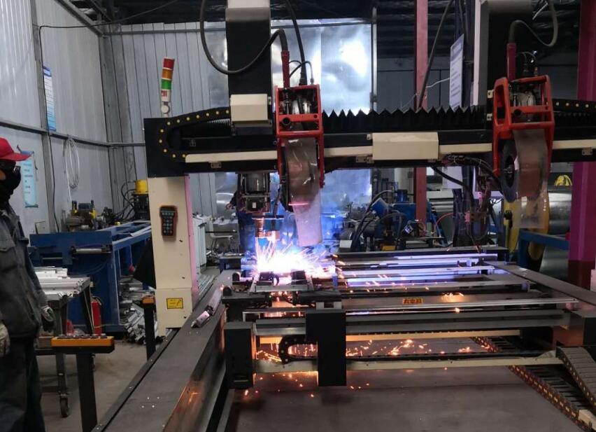 青岛<a href='/n1471/http:/p29917/pshow-299-756-7.html'><b>通风管道</b></a>公司新进角铁法兰自动焊机投入使用中