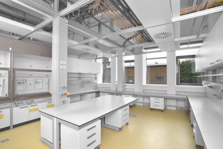 实验室装修安装通风管道完工