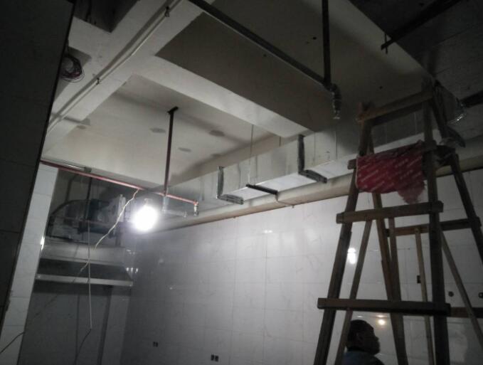 青岛<a href='/p3717/http:/p29917/pshow-299-756-7.html'><b>通风管道</b></a>安装于烤肉店投入使用中