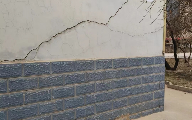 某小区地基下沉导致墙体裂缝加固 - 香港资科免费大全